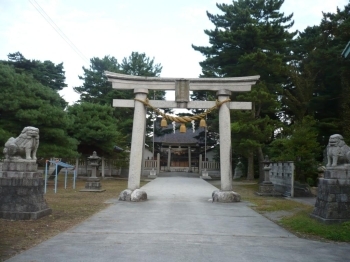 新治神社境内