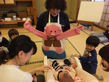ピンクの大きな豚さんにちょっとびっくり！<br>でも泣く子はいませんでしたね。
