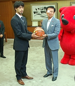 佐藤博紀選手からは、サイン入りのボールが渡されました。