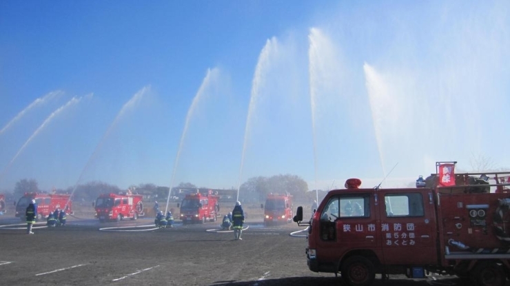 青空にむかって一斉放水