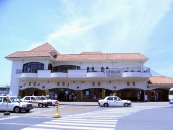 内房線 館山駅<br>オレンジの瓦が南プロバンスを思わせる。