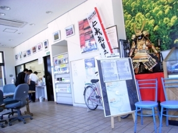 観光センターは駅のすぐ下、お弁当屋さんの正面にあります。<br>