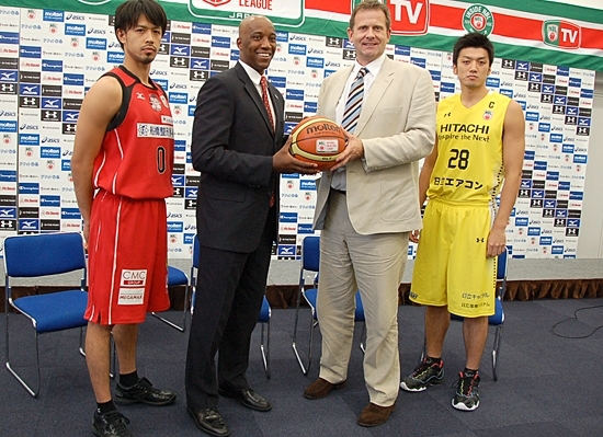 左から、千葉ジェッツ佐藤博紀選手、レジー・ゲーリーHC、日立サンロッカーズ東京のティム・ルイスHC、酒井泰滋選手