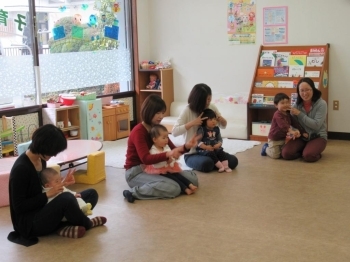 「はじまるよ♪」の曲で手遊び。