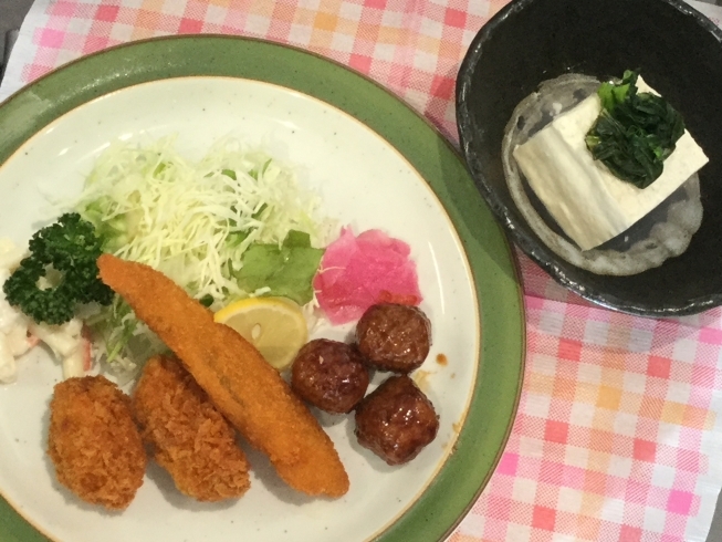 「本日のAランチ480円は カキフライと肉だんご 」