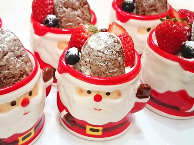「クリスマスのカップシリーズ！フランボワーズ＆チョコレートムースが入ったサンタさんカップ♪」