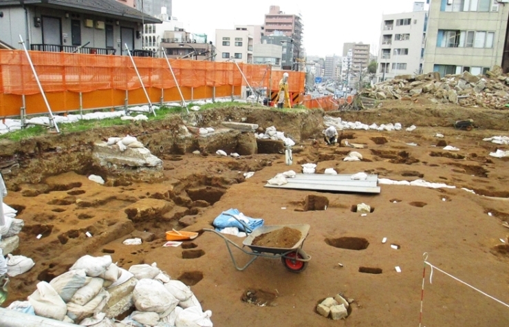江戸時代　城を守るための<br>御先手組の生活の場の跡地で<br>発掘調査！　なにが出てくるのかな？