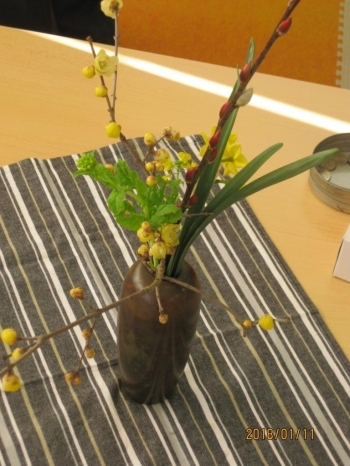 ロウバイ・赤目ネコヤナギ・水仙・千両など新春の花が飾られました。
