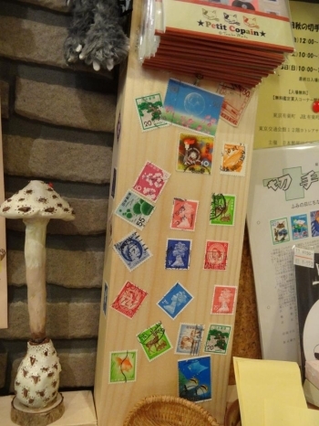 お客さんが選んで貼った切手たち。