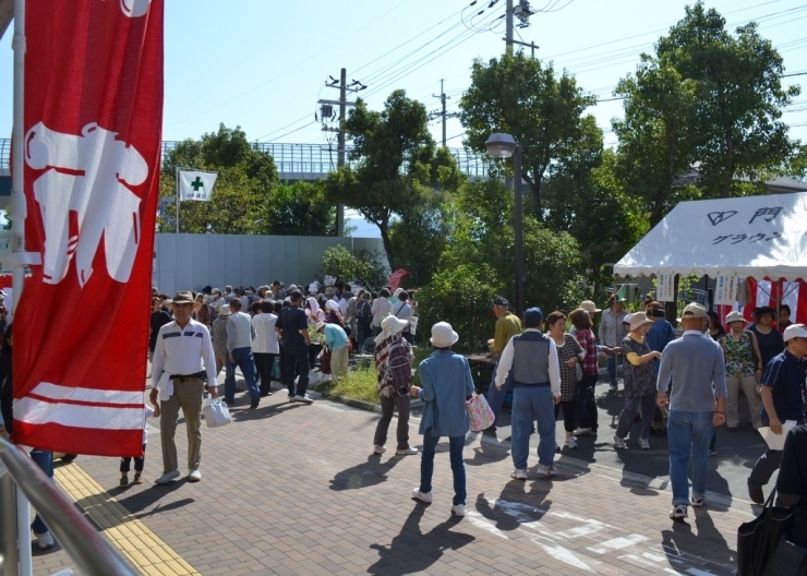 イベントに訪れたたくさんの人々