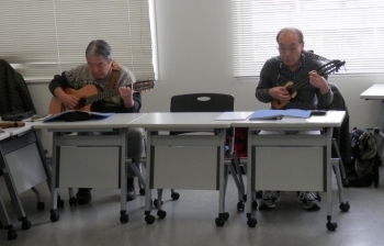 ギター（左）とチャランゴ（右）で伴奏。