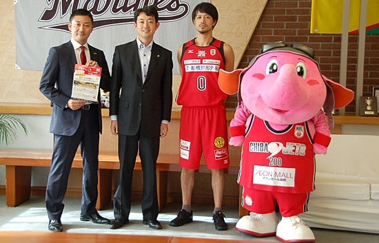 左から、千葉ジェッツ島田慎二代表、熊谷俊人千葉市長、佐藤博紀選手、ジャンボくん