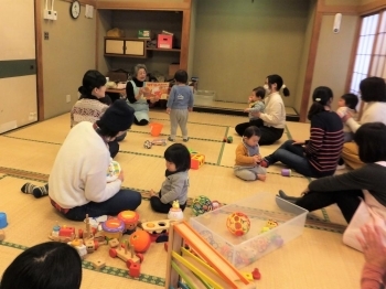 大きなお友達は、紙芝居を楽しんでいます。