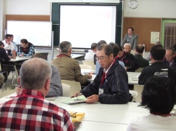 「狭山の防災」について講義する<br>岩田邦夫・狭山市防災課長<br>