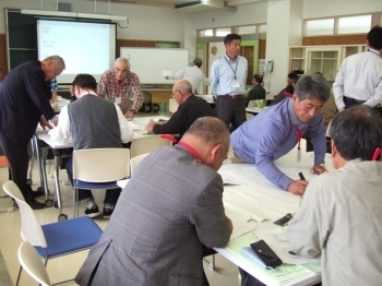 「災害図上訓練(DIG)」で地図上に災害のイメージ被害を想定、地域に起こりそうな被害、応急対策を書き込む。