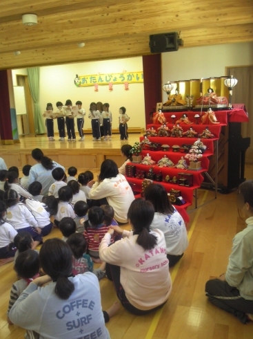 「ひな祭り誕生日会がありました。　3月の子育て支援の予定を掲載中。」