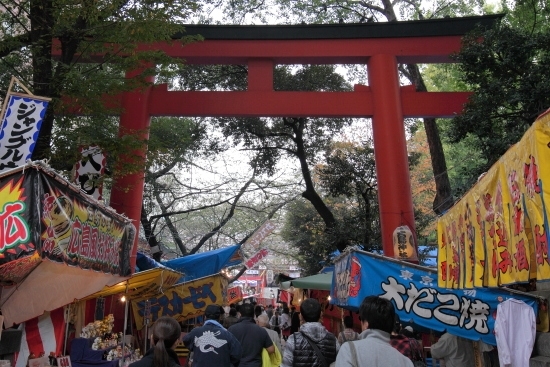 大鳥居　参道には食べ物系の露店がずらりと並ぶ