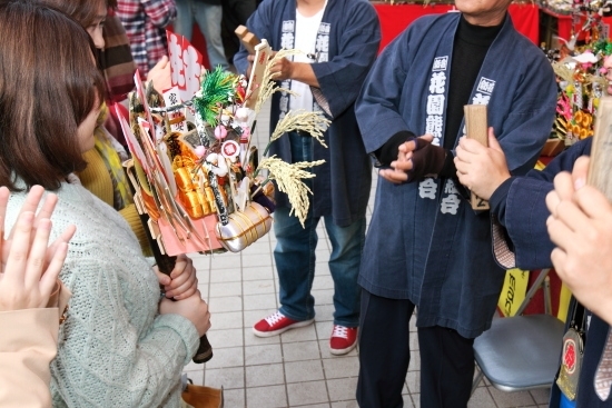 お買い上げ　商売繁盛を祈って勢いよく手締め