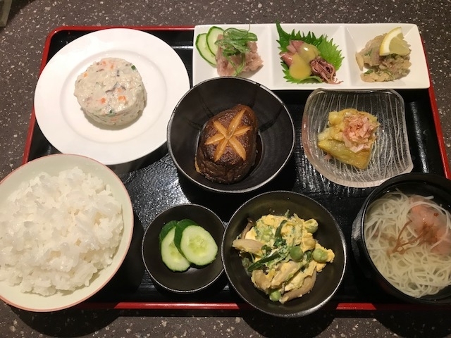 「ホタテ貝柱造り・活け〆とらふぐ　せいろ蒸し・唐揚げ・ちり蒸し他に　夜定食もあります♪」