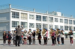 奥富小学校金管バンドの奏でる音色が、青空に響き渡りました！　みんな一生懸命に演奏しましたよ。