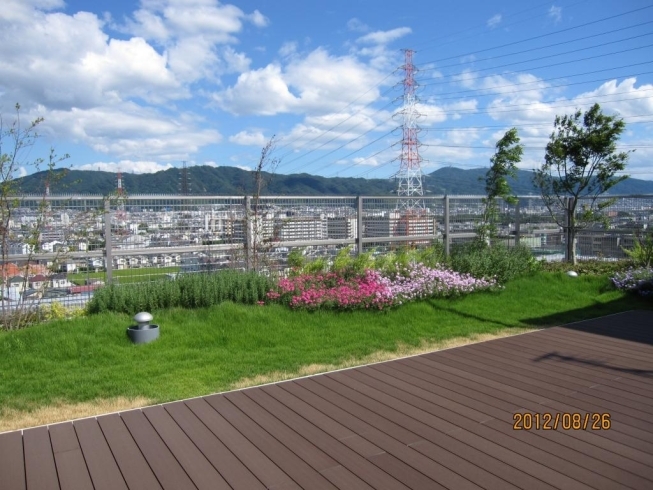 「屋上から生駒山系が・・・　高住センターから、眺望の素晴らしい屋上庭園のある老人ホーム見学情報です。」