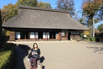 江戸時代に建てられた茅葺き屋根のお家がある「古民家園」でひとやすみ。
