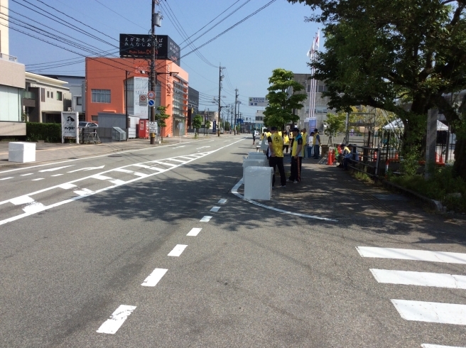 「本日、名水マラソン、 店の前もコースです。」