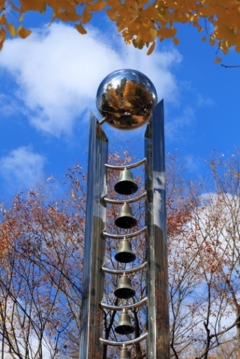 芝生広場の平和の鐘