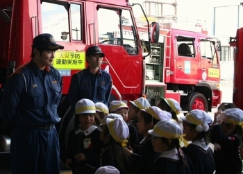 幼稚園からやってきた、幼年消防クラブの<br>みんなは、真っ赤な消防車を見てワクワク。