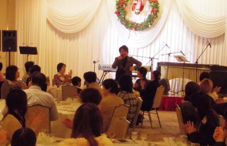松本さんが歌いながらの登場。<br>最初の2曲は、クリスマスメドレーでした。<br>会場のクリスマス装飾との相性もぴったりです。<br>