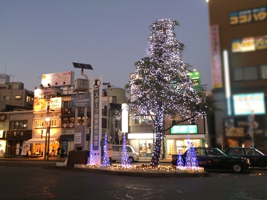 西船橋駅前のクリスマスツリーです。今年は昨年に負けじと綺麗なイルミネーションです。
