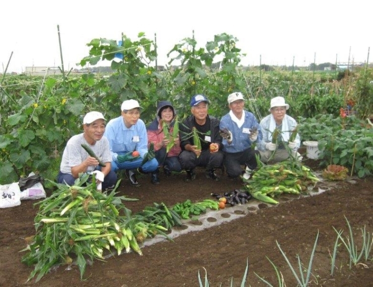 収穫した野菜を前に　にっこり　！（7/8）