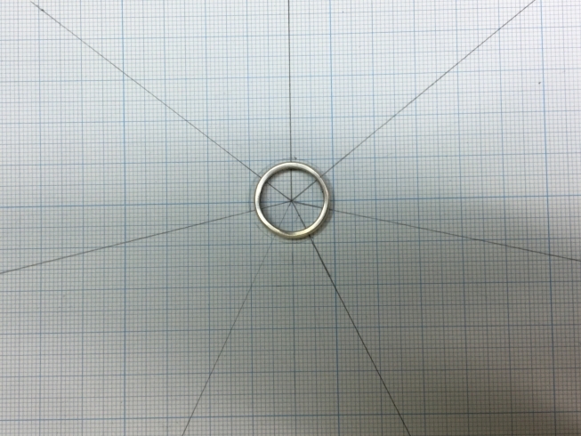 「結婚指輪のモデルを制作開始　　　８月６日　スタジオアルジェント今日の作業机」