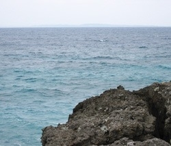 島の西側。沖縄本島がかすかに見えます。