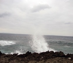 島の北端。「アマミキヨ」が降り立った場所と言われています。天候が悪く波が荒かったです。
