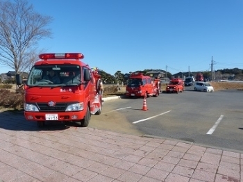 行方市体育館で「出初め式」を終えた消防車両が続々と天王崎公園に到着しました。