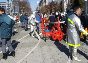 放水の準備をする市民消火隊