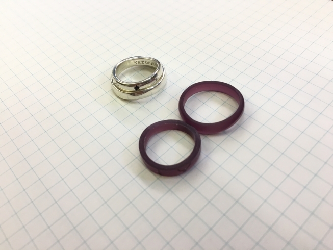 「結婚指輪のモデルを制作開始　　　８月１４日　スタジオアルジェント今日の作業机」