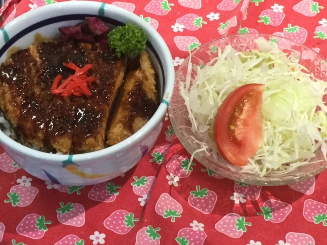 「本日の日替わり ソースかつ丼 ミニサラダ付き 480円」