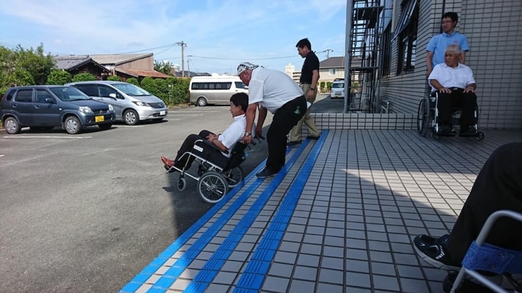 「車椅子・視覚障害の疑似体験を行いました」