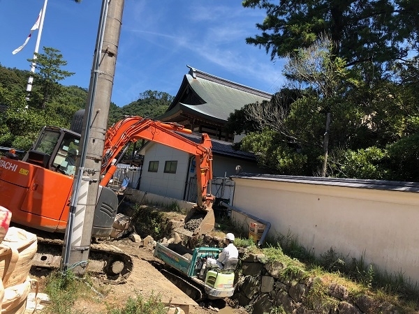 「素鵞川 護岸の工事を行っています！」