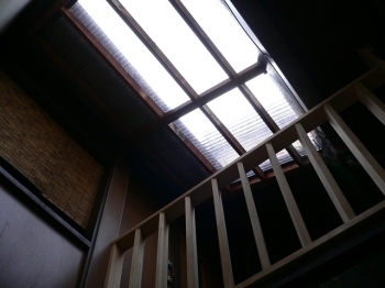 町屋の天窓。燦燦と陽が差し込み、かなり明るいです。