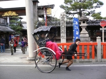 流石は京都！人力車が日常で走っています。