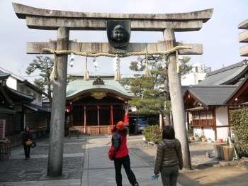 日本の三大えびす神社の一つ「ゑびす神社」で御婦人がお金を放り投げていました。