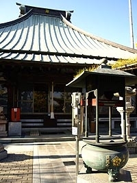 蓮花寺では偉人の格言や<br>プッと吹きだしてしまう川柳などを並べた<br>伝道絵馬、本堂前にある線香着火器にも<br>注目。
