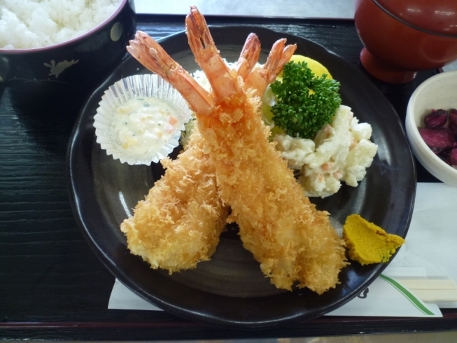 「店舗看板にも写真が載ってる、当店おすすめのジャンボエビフライ定食【八千代店199号】」