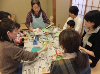 お母さんと離れず、お膝の上でツリー作りを見守っているお子さんもいましたね。