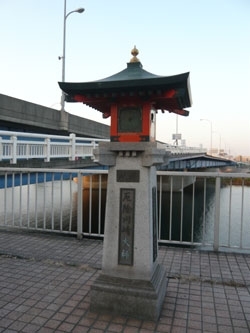 多摩川にかかる六郷橋の近くに建つ燈籠殿。