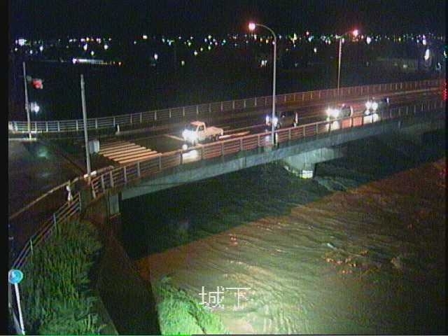 「国領川の水位増加に伴い「避難準備・高齢者等避難開始」が発令されました!!　国領川には近づかないでください!!（画像は20:20の状況です）」