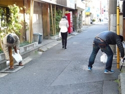 西船橋駅へと続く道でゴミ拾い。